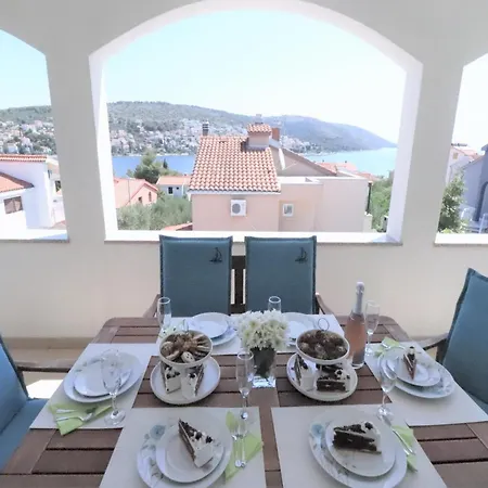 On Iovo With Large Balcony Τρογκίρ